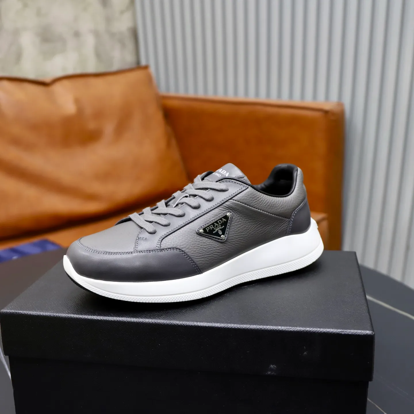 Factory price: 740💰Top original order Brand: PRADA (Prada) Standard code: Men's size 38/44 (45 can be customized) Grade: Same as the official website Material: Original cowhide stitching imported cowhide lining Original combination two-color wear-resistant soft outsole Style category: Leisure and sports version Young fashion European and American trend British style Color: Real picture color